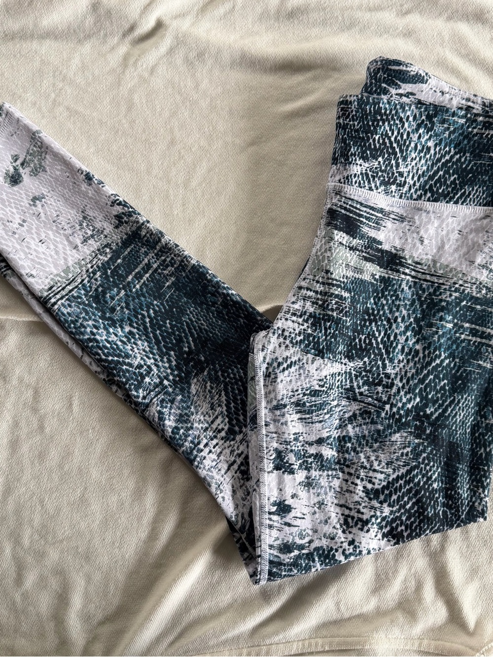 Fabletics Med/High-Waisted Printed Leggings XXS 25” Inseam Green Blue White